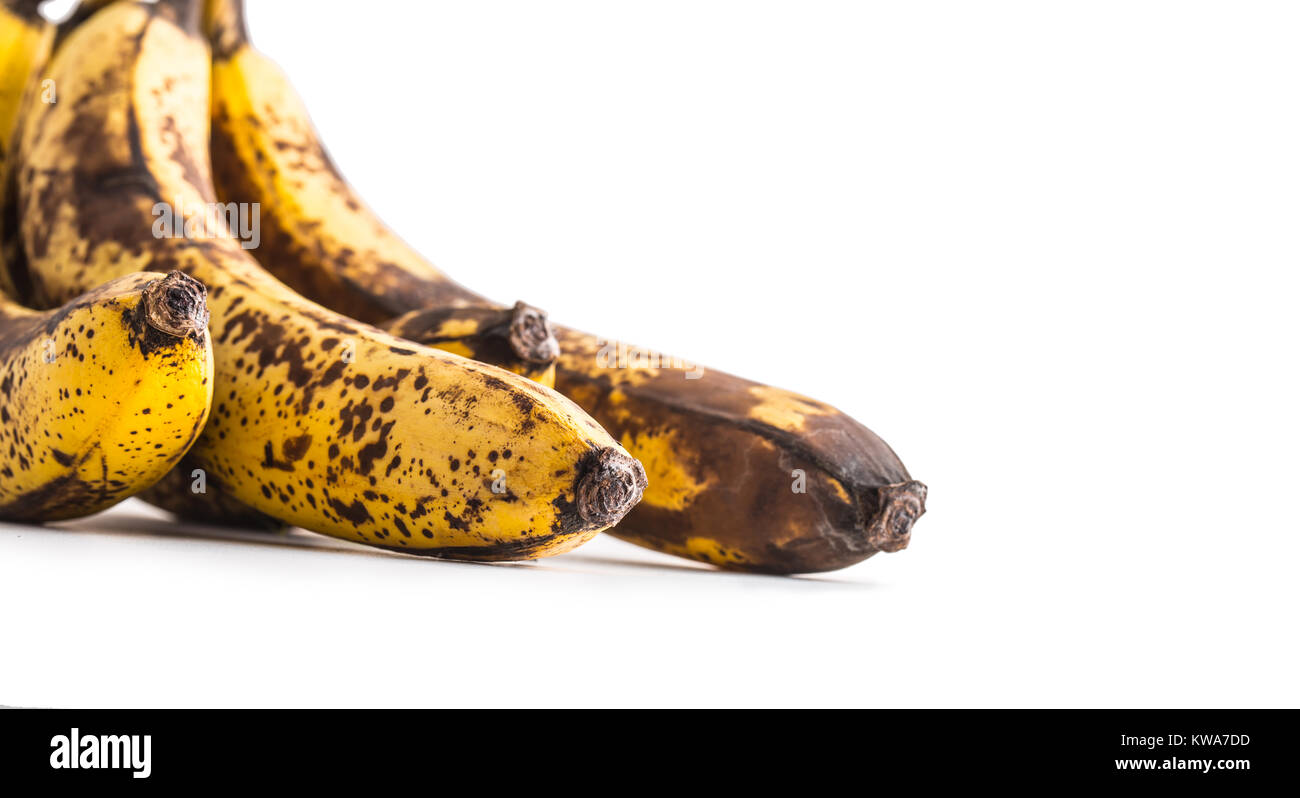 Banana. Oltre banane mature isolato su bianco con le ombre. Foto Stock