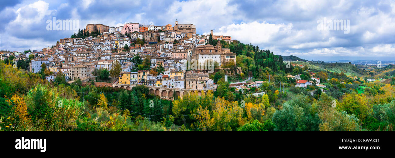 Impressionante Loreto Aprutino vecchio villaggio,vista panoramica,l'Abruzzo,l'Italia. Foto Stock