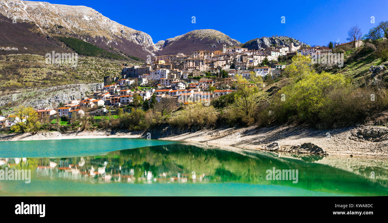 Suggestivo borgo di Barrea,vista panoramica con il lago,l'Abruzzo,l'Italia. Foto Stock