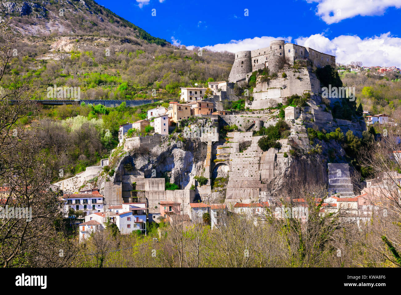 Impressionante Cerro al Volturno village,vista con il castello di pandone e montagne,Molise,l'Italia. Foto Stock