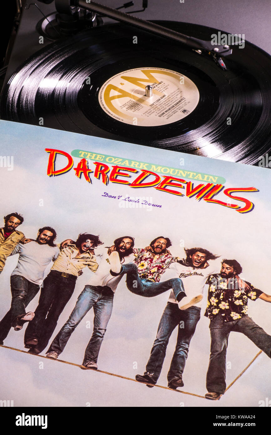 Dischi in Vinile : Ozark Mountain audaci 1977 LP sul giradischi / record giocatore. Stilo durante la riproduzione del brano, etichetta in vista della copertina dell'album / il manicotto a fianco. Foto Stock
