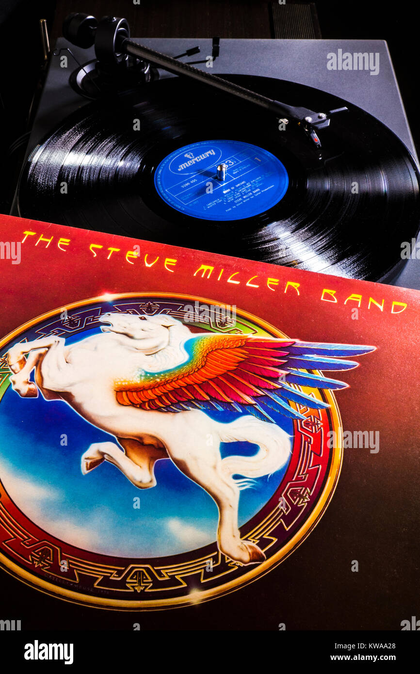 Dischi in Vinile - Steve Miller Band 1977 vintage LP sul giradischi / record giocatore. Stilo durante la riproduzione del brano, etichetta in vista della copertina dell'album / il manicotto a fianco. Foto Stock