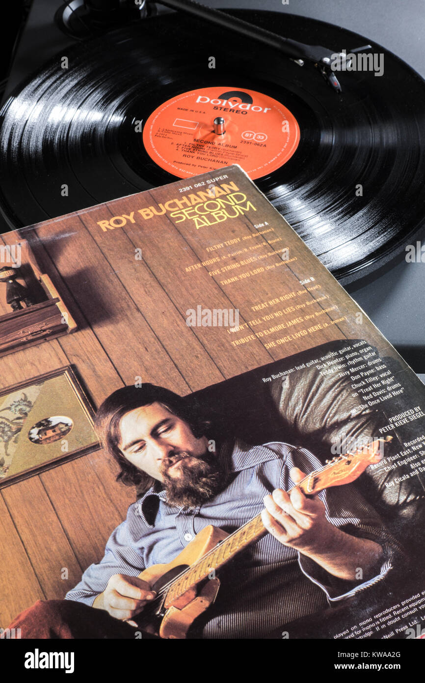 Dischi in Vinile - Roy Buchanan 1973 vintage LP sul giradischi / record giocatore. Stilo la riproduzione di un brano, etichetta in vista della copertina dell'album / il manicotto a fianco. Foto Stock