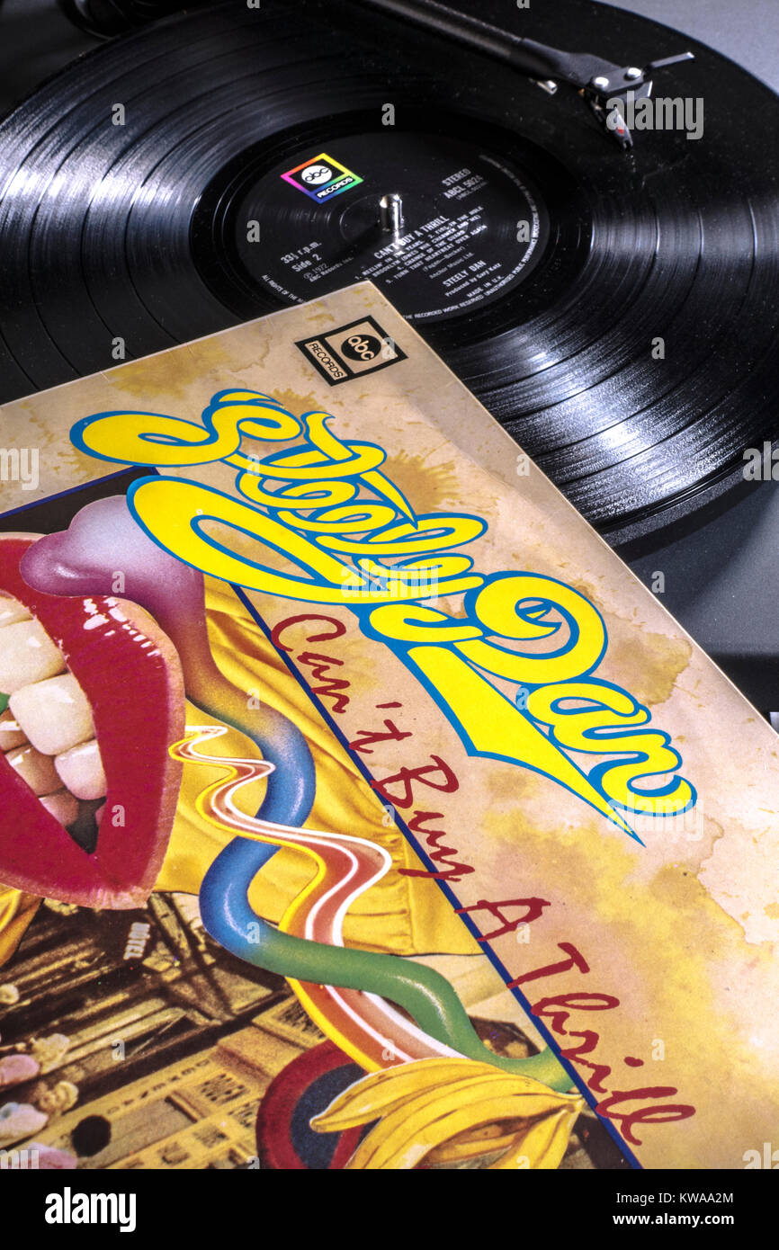 Dischi in Vinile - Steely Dan 1972 vintage LP sul giradischi / record giocatore. Stilo la riproduzione di un brano, etichetta in vista della copertina dell'album / il manicotto a fianco. Foto Stock