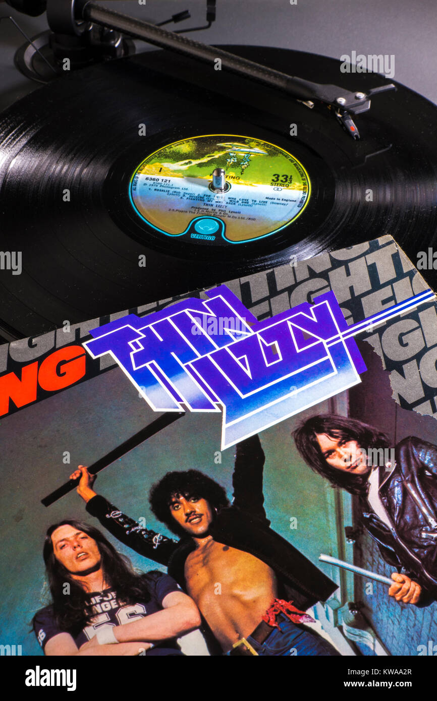 Dischi in Vinile - Thin Lizzy 1975 vintage LP sul giradischi / record giocatore. Stilo la riproduzione di un brano, etichetta in vista della copertina dell'album / il manicotto a fianco. Foto Stock