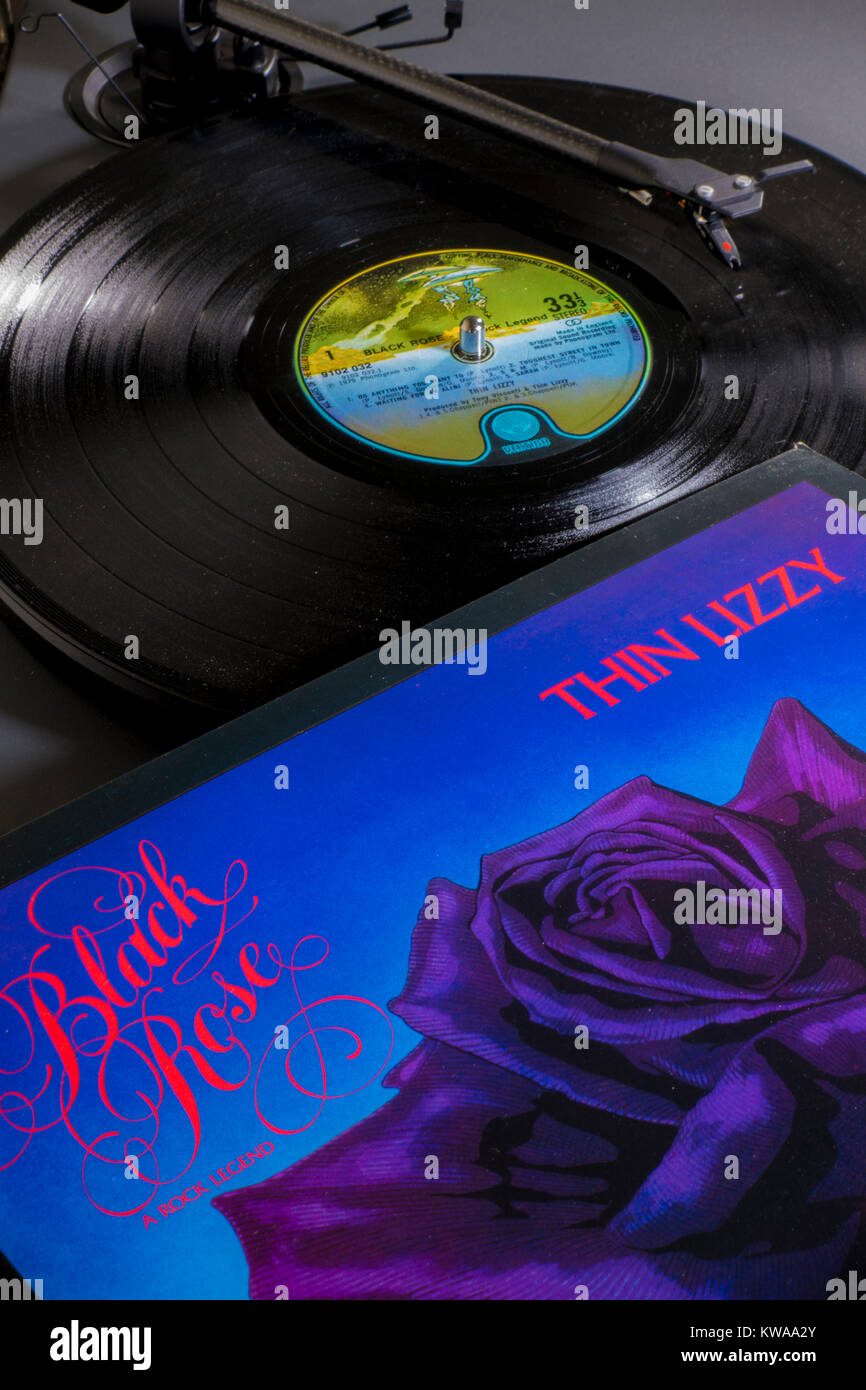 Dischi in Vinile - Thin Lizzy 1979 vintage LP sul giradischi / record giocatore. Stilo la riproduzione di un brano, etichetta in vista della copertina dell'album / il manicotto a fianco. Foto Stock