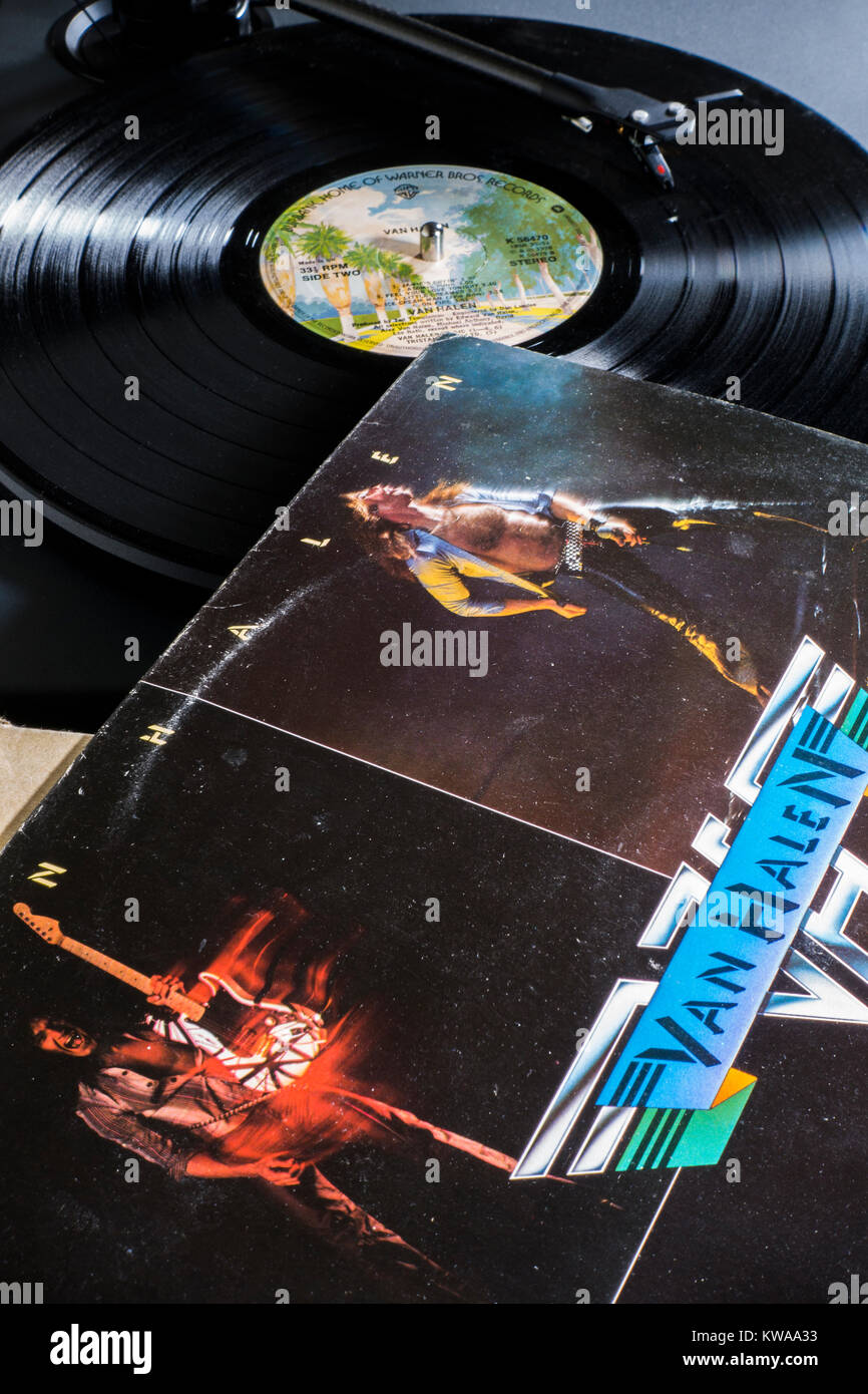 Dischi in Vinile - Van Halen 1978 vintage LP sul giradischi / record giocatore. Stilo la riproduzione di un brano, etichetta in vista della copertina dell'album / il manicotto a fianco. Foto Stock