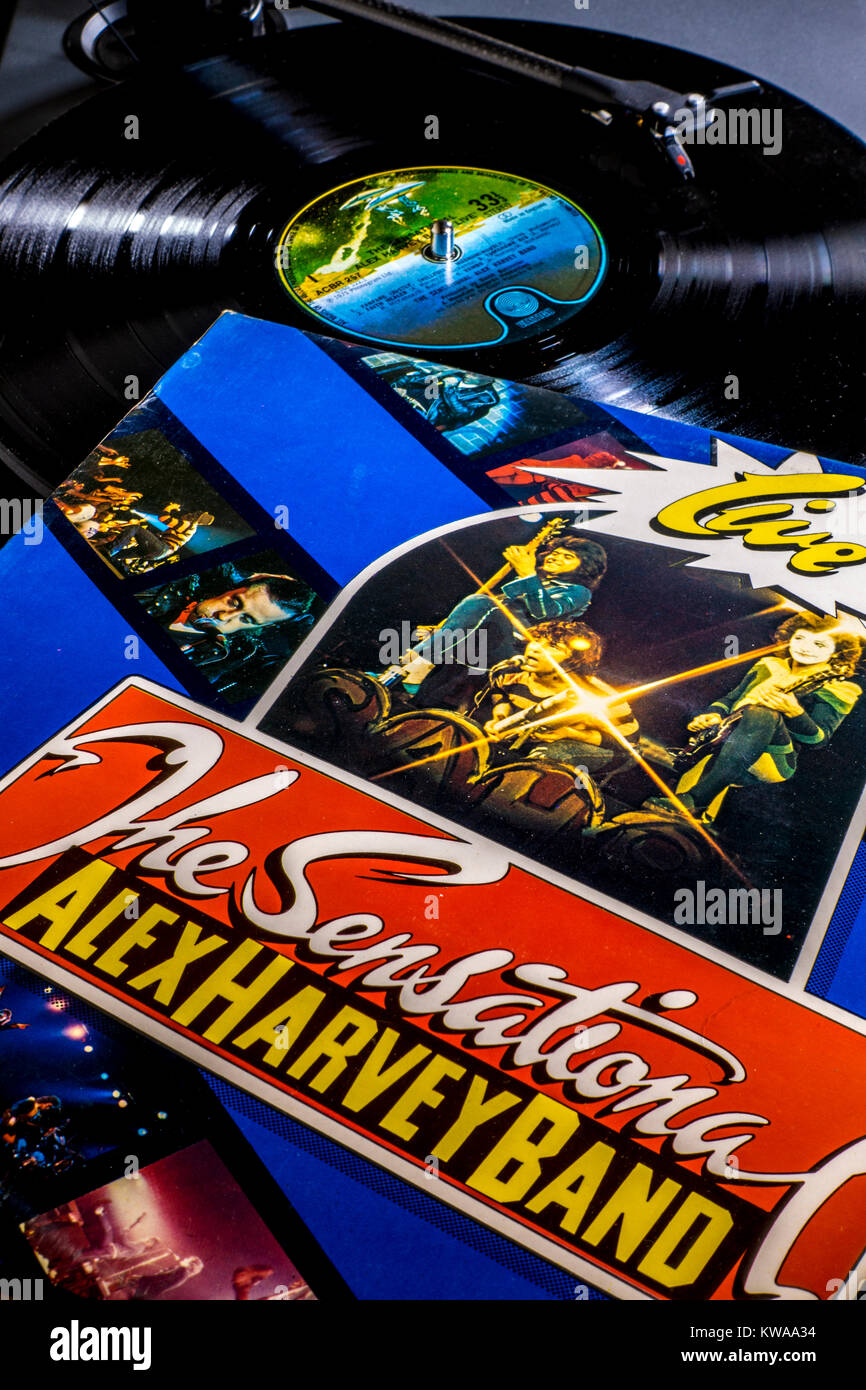 Dischi in Vinile - Sensational Alex Harvey Band LP sul giradischi / record giocatore. Stilo la riproduzione di un brano, etichetta in vista della copertina dell'album / il manicotto a fianco. Foto Stock