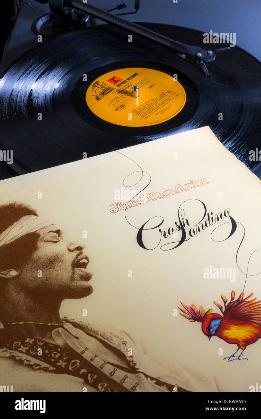 Dischi in Vinile - Jimi Hendrix 1975 vintage LP sul giradischi / record giocatore. Stilo la riproduzione di un brano, etichetta in vista della copertina dell'album / il manicotto a fianco. Foto Stock