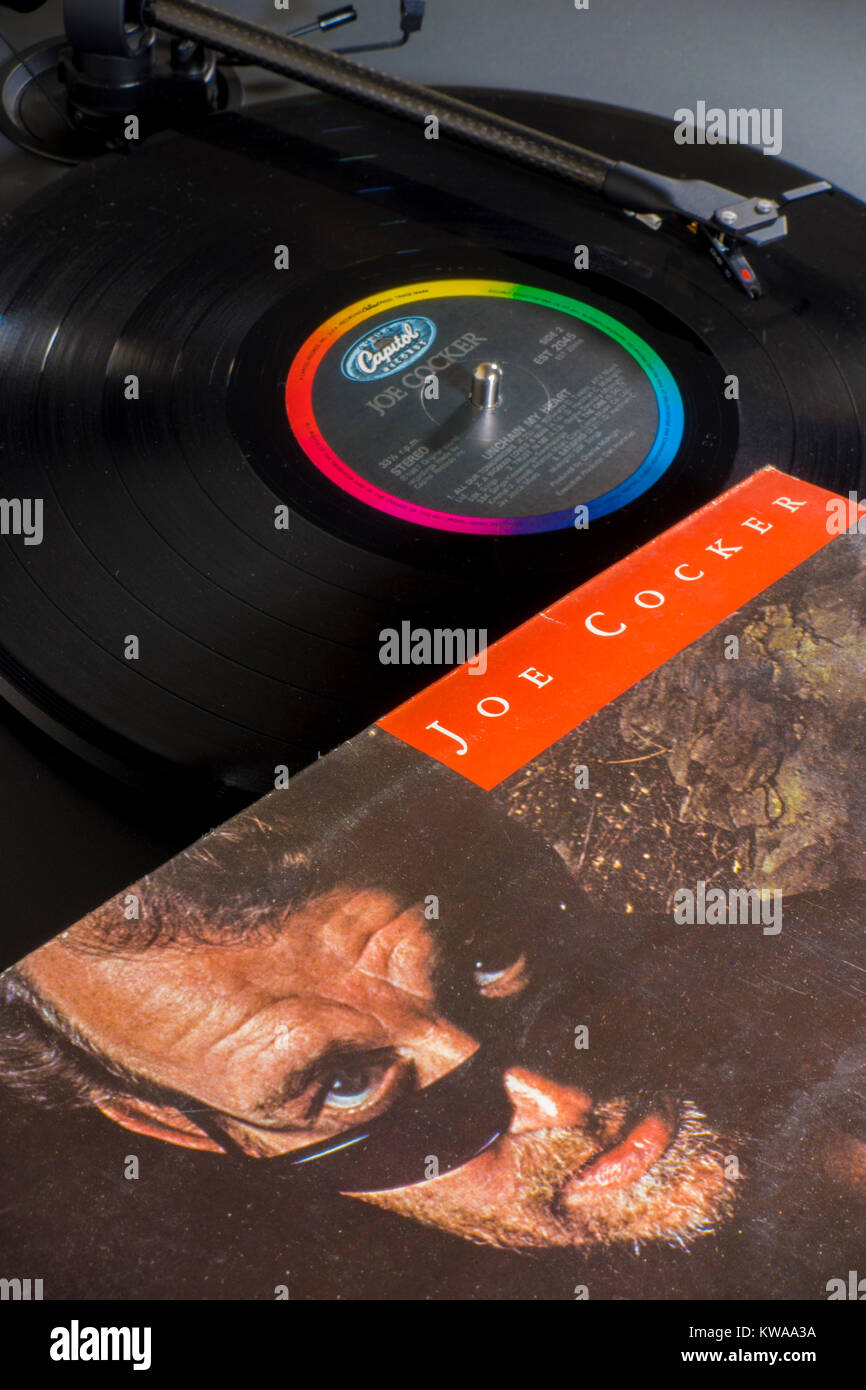 Dischi in Vinile - Joe Cocker 1987 vintage LP sul giradischi / record giocatore. Stilo la riproduzione di un brano, etichetta in vista della copertina dell'album / il manicotto a fianco. Foto Stock
