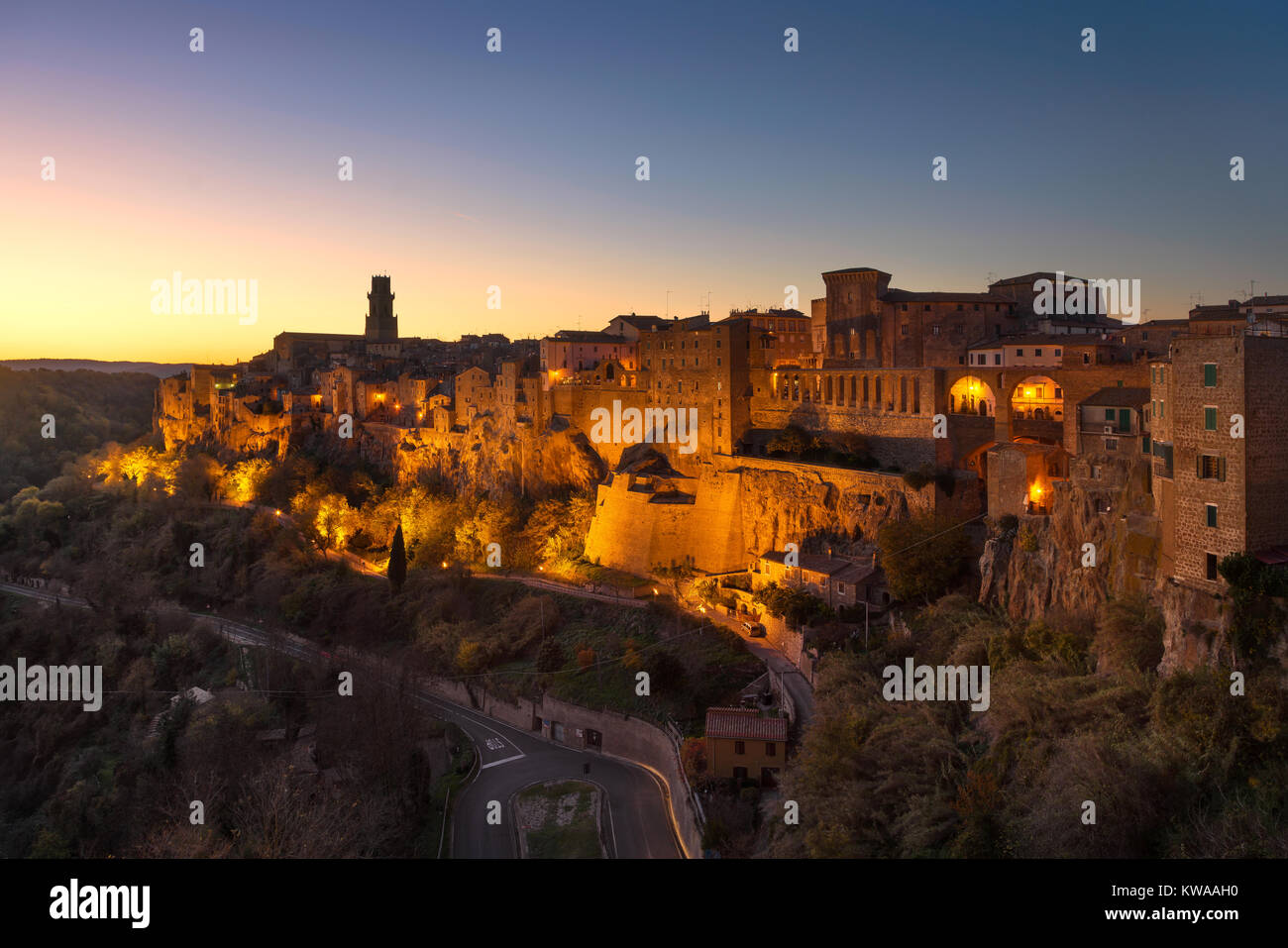Toscana, Pitigliano borgo medievale sul tufo rocky hill. Panorama al tramonto. L'Italia, l'Europa. Foto Stock