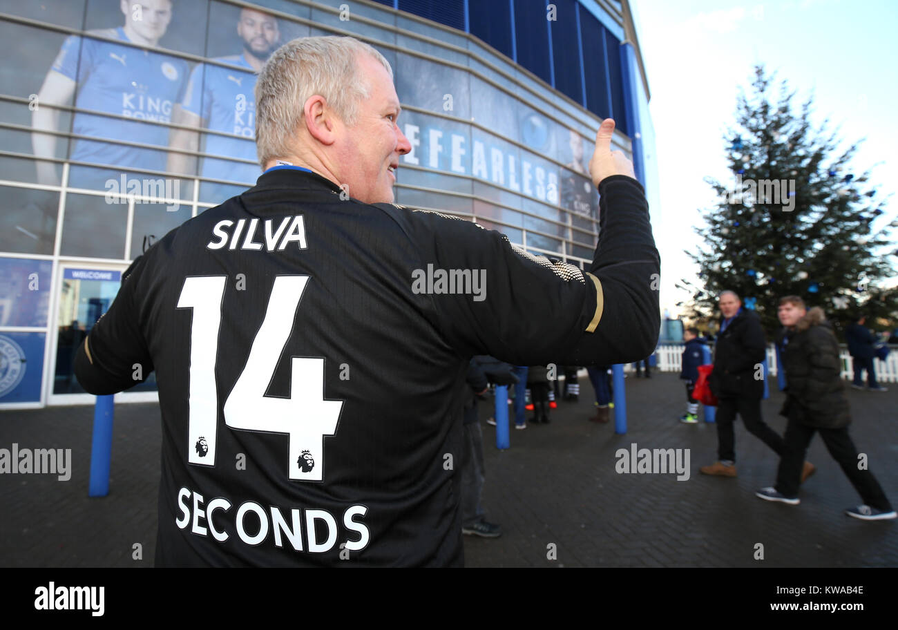 Un sostenitore di Leicester City indossa una camicia con il nome di Adrien Silva sul retro, con riferimento alla scadenza della registrazione che il club ha perso di 14 secondi, prima della partita della Premier League al King Power Stadium di Leicester. PREMERE ASSOCIAZIONE foto. Data immagine: Lunedì 1 gennaio 2018. Vedi PA storia CALCIO Leicester. Il credito fotografico dovrebbe essere: Nigel French/PA Wire. RESTRIZIONI: Nessun utilizzo con audio, video, dati, elenchi di apparecchi, logo di club/campionato o servizi "live" non autorizzati. L'uso in-match online è limitato a 75 immagini, senza emulazione video. Nessun utilizzo nelle scommesse, nei giochi o nei singoli club/l. Foto Stock