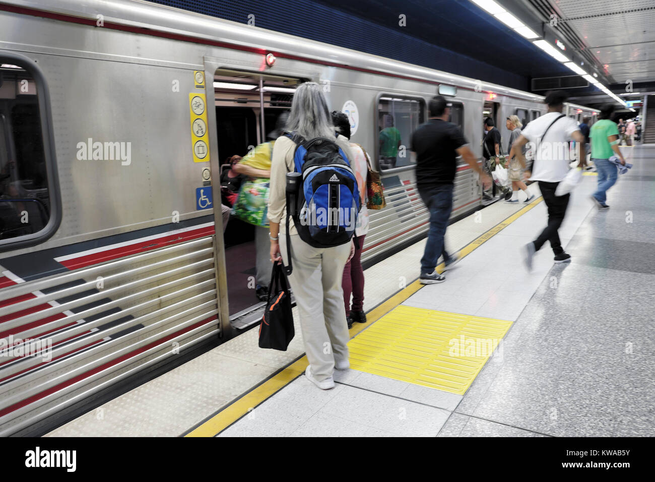 Persone di salire a bordo linea rossa di treno sulla piattaforma a Pershing metropolitana Piazza Stazione della metropolitana nel centro di Los Angeles, California USA KATHY DEWITT Foto Stock