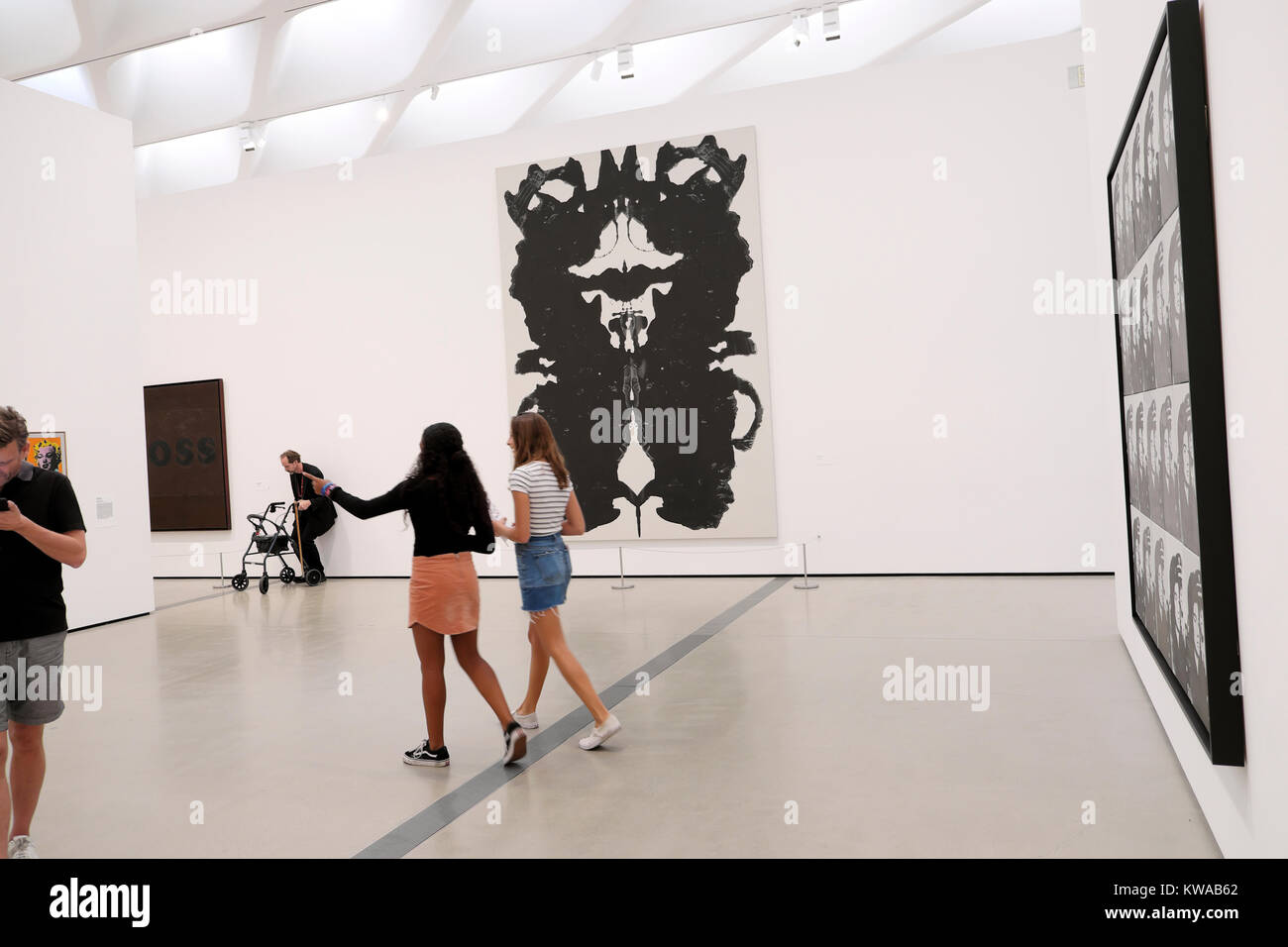 Giovani donne guardando il display d'arte sulle pareti di una galleria in un ampio museo nel centro cittadino di Los Angeles, la California USA KATHY DEWITT Foto Stock