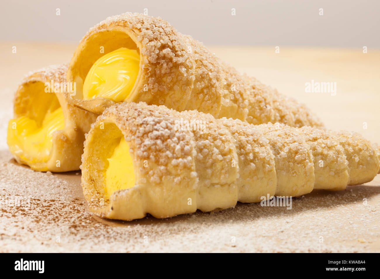 Pasta sfoglia vaniglia corna su una tavola di legno Foto Stock