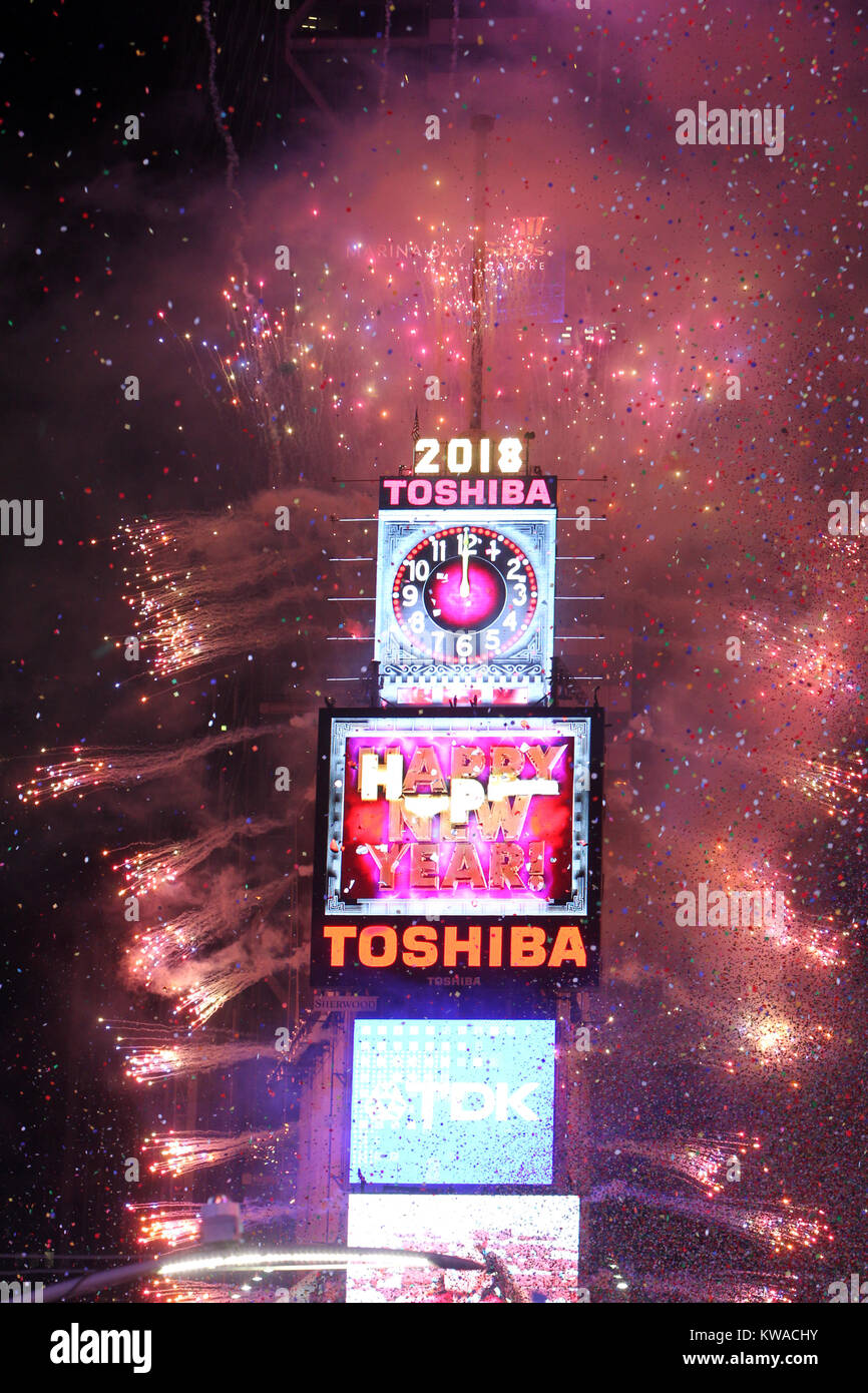 New York, New York-December 31, 2017: atmosfera durante il 2018 Capodanno a  caduta di sfera e celebrazione svoltasi a Times Square su dicembre 31, 2018  in New York City. Photo credit: Mpi43/MediaPunch