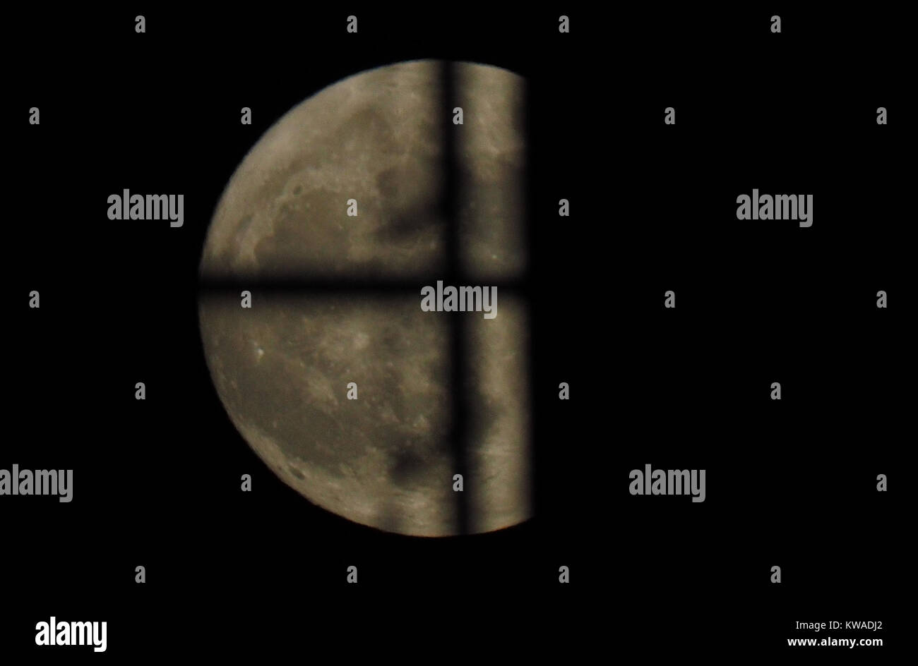 Sheerness, Kent, Regno Unito. 1a gen, 2018. Regno Unito Meteo: la piena supermoon visto dietro comunicazione/antenne radio in Sheerness. Credito: James Bell/Alamy Live News Foto Stock