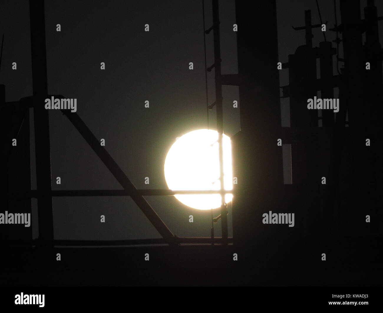 Sheerness, Kent, Regno Unito. 1a gen, 2018. Regno Unito Meteo: la piena supermoon visto dietro comunicazione/antenne radio in Sheerness. Credito: James Bell/Alamy Live News Foto Stock