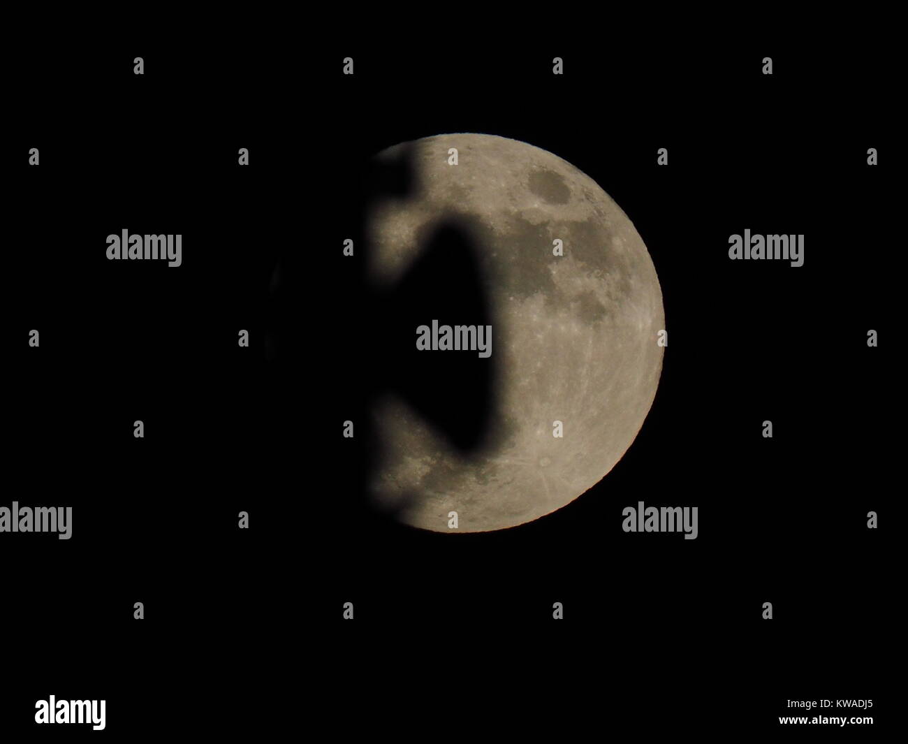 Sheerness, Kent, Regno Unito. 1a gen, 2018. Regno Unito Meteo: la piena supermoon visto dietro comunicazione/antenne radio in Sheerness. Credito: James Bell/Alamy Live News Foto Stock