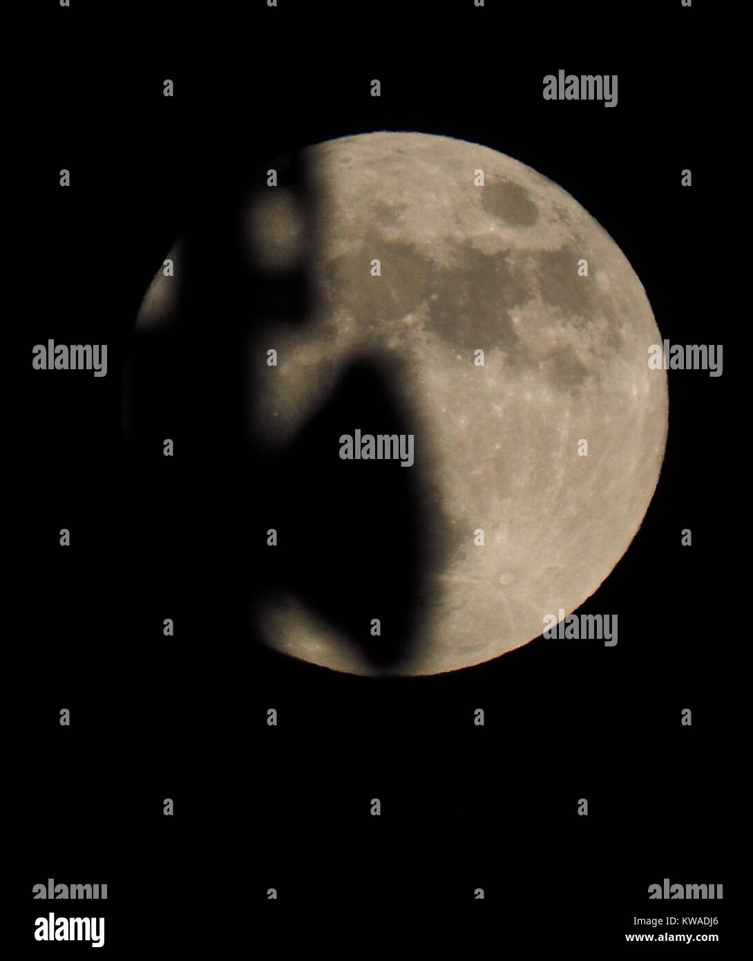 Sheerness, Kent, Regno Unito. 1a gen, 2018. Regno Unito Meteo: la piena supermoon visto dietro comunicazione/antenne radio in Sheerness. Credito: James Bell/Alamy Live News Foto Stock