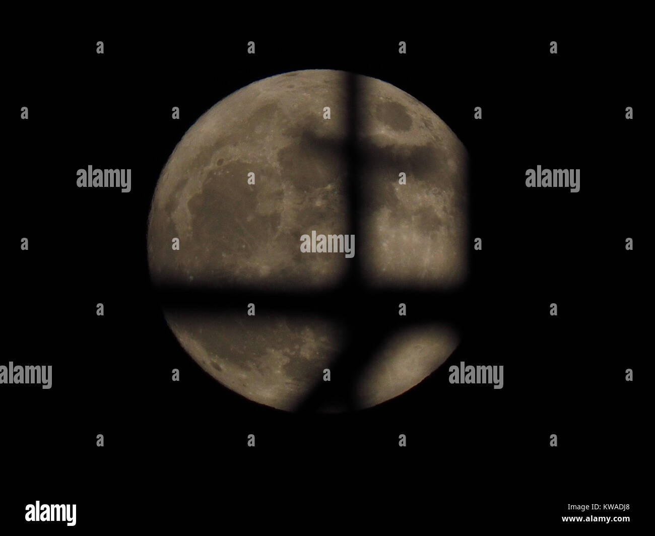 Sheerness, Kent, Regno Unito. 1a gen, 2018. Regno Unito Meteo: la piena supermoon visto dietro comunicazione/antenne radio in Sheerness. Credito: James Bell/Alamy Live News Foto Stock