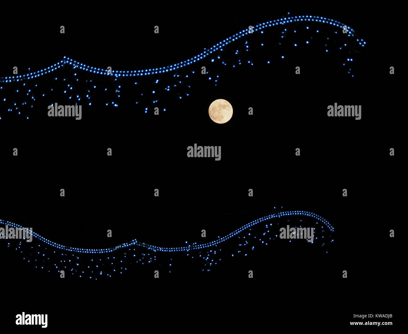 Sheerness, Kent, Regno Unito. 1a gen, 2018. Regno Unito Meteo: la piena supermoon come visto attraverso le luci di Natale nella High Street, Sheerness.Credit: James Bell/Alamy Live News Foto Stock
