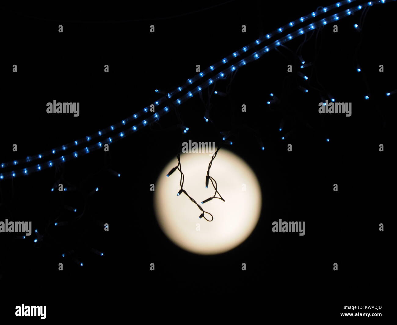 Sheerness, Kent, Regno Unito. 1a gen, 2018. Regno Unito Meteo: la piena supermoon come visto attraverso le luci di Natale nella High Street, Sheerness.Credit: James Bell/Alamy Live News Foto Stock