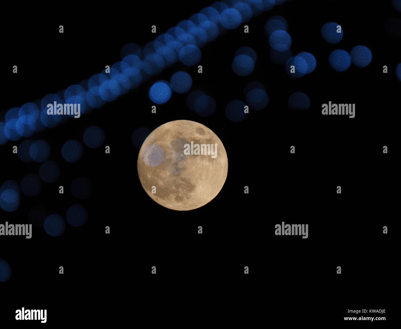 Sheerness, Kent, Regno Unito. 1a gen, 2018. Regno Unito Meteo: la piena supermoon come visto attraverso le luci di Natale nella High Street, Sheerness.Credit: James Bell/Alamy Live News Foto Stock