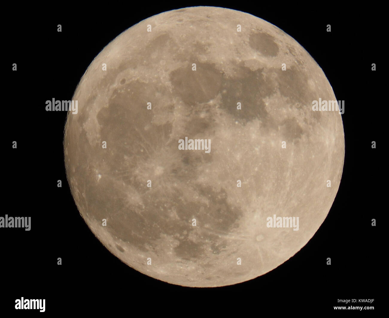 Sheerness, Kent, Regno Unito. 1a gen, 2018. Regno Unito Meteo: la piena supermoon come visto da di Sheerness. Credito: James Bell/Alamy Live News Foto Stock