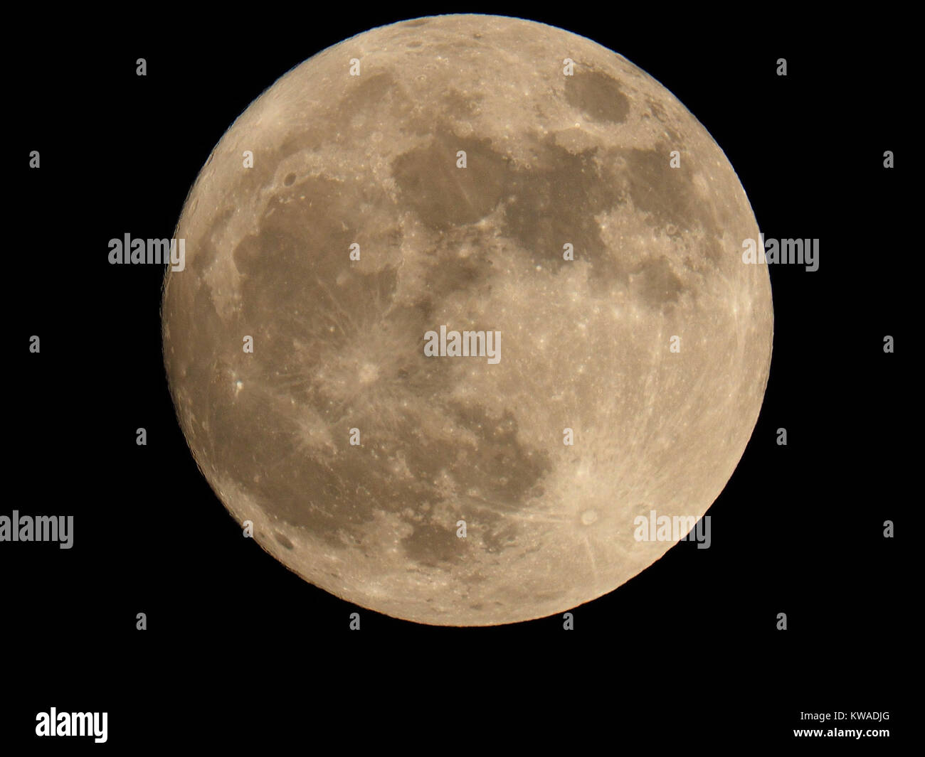 Sheerness, Kent, Regno Unito. 1a gen, 2018. Regno Unito Meteo: la piena supermoon come visto da di Sheerness. Credito: James Bell/Alamy Live News Foto Stock