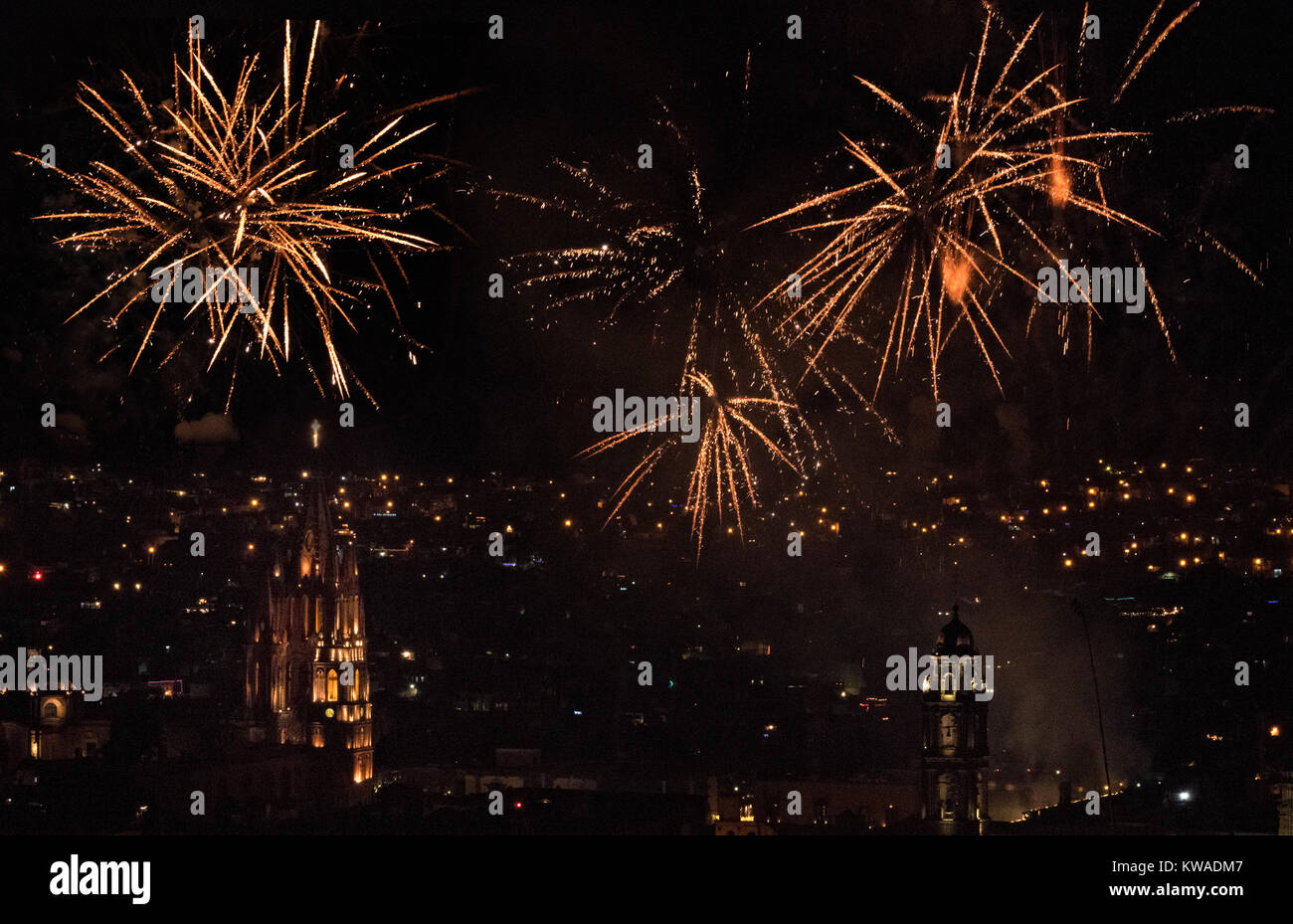 Fuochi d'artificio esplodere oltre il centro coloniale sulla corsa di mezzanotte per celebrare il Nuovo Anno il 1 gennaio 2018 in San Miguel De Allende, Messico. Foto Stock