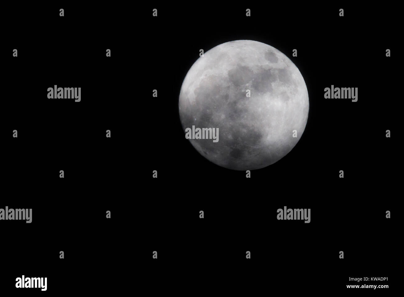 Northampton, Regno Unito. 1a gen, 2018. La prima sera del 2018 offre la più grande luna piena del prossimo anno, noto come Supermoon è anche noto come il lupo luna, si accende la prima serata sky quando appare da dietro le nuvole. Credito: Keith J Smith./Alamy Live News Foto Stock