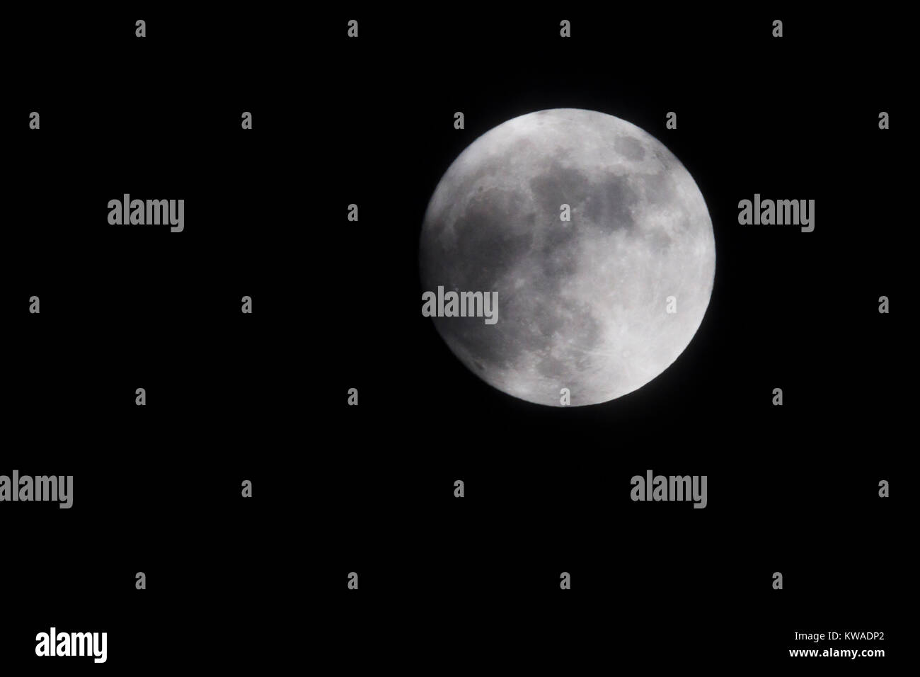 Northampton, Regno Unito. 1a gen, 2018. La prima sera del 2018 offre la più grande luna piena del prossimo anno, noto come Supermoon è anche noto come il lupo luna, si accende la prima serata sky quando appare da dietro le nuvole. Credito: Keith J Smith./Alamy Live News Foto Stock