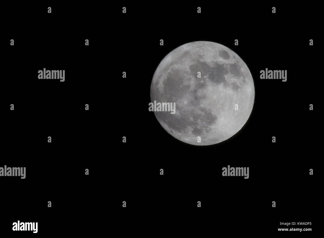 Northampton, Regno Unito. 1a gen, 2018. La prima sera del 2018 offre la più grande luna piena del prossimo anno, noto come Supermoon è anche noto come il lupo luna, si accende la prima serata sky quando appare da dietro le nuvole. Credito: Keith J Smith./Alamy Live News Foto Stock