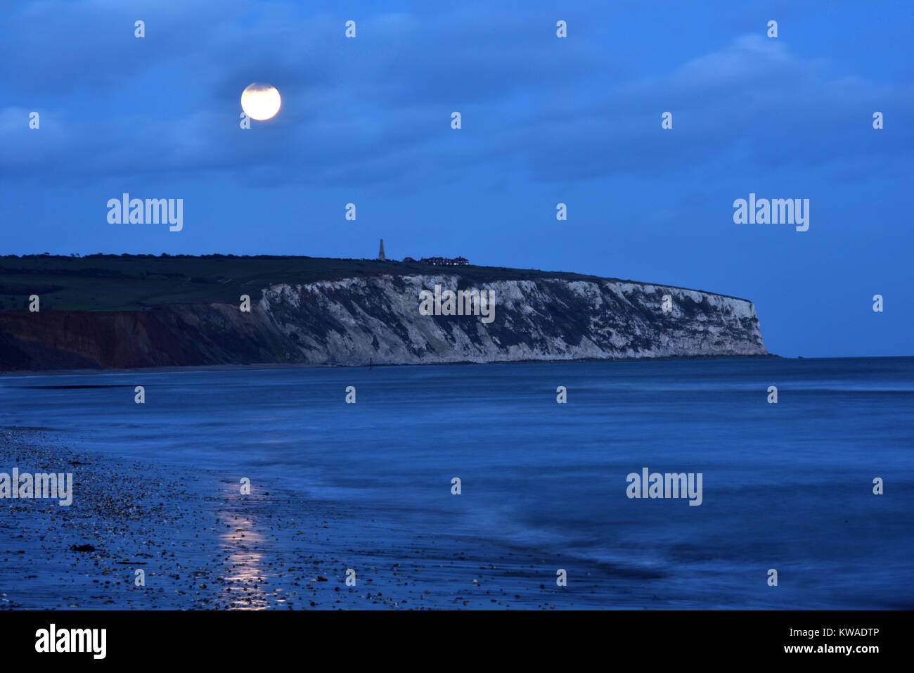 Culver cliff. 1a gen, 2018. Regno Unito Meteo. Il giorno di capodanno super luna sulle rupi a Culver giù vicino a Sandown sull'Isola di Wight. Credito: Steve Hawkins Fotografia/Alamy Live News Foto Stock