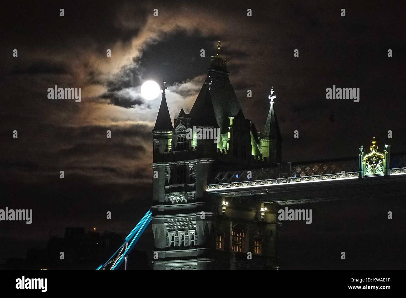 Londra, Regno Unito. 01 gen 2018. Londra 1 Gennaio 2018: Wolf supermoon al di sopra del ponte della torre. Credito: claire doherty/Alamy Live News Foto Stock