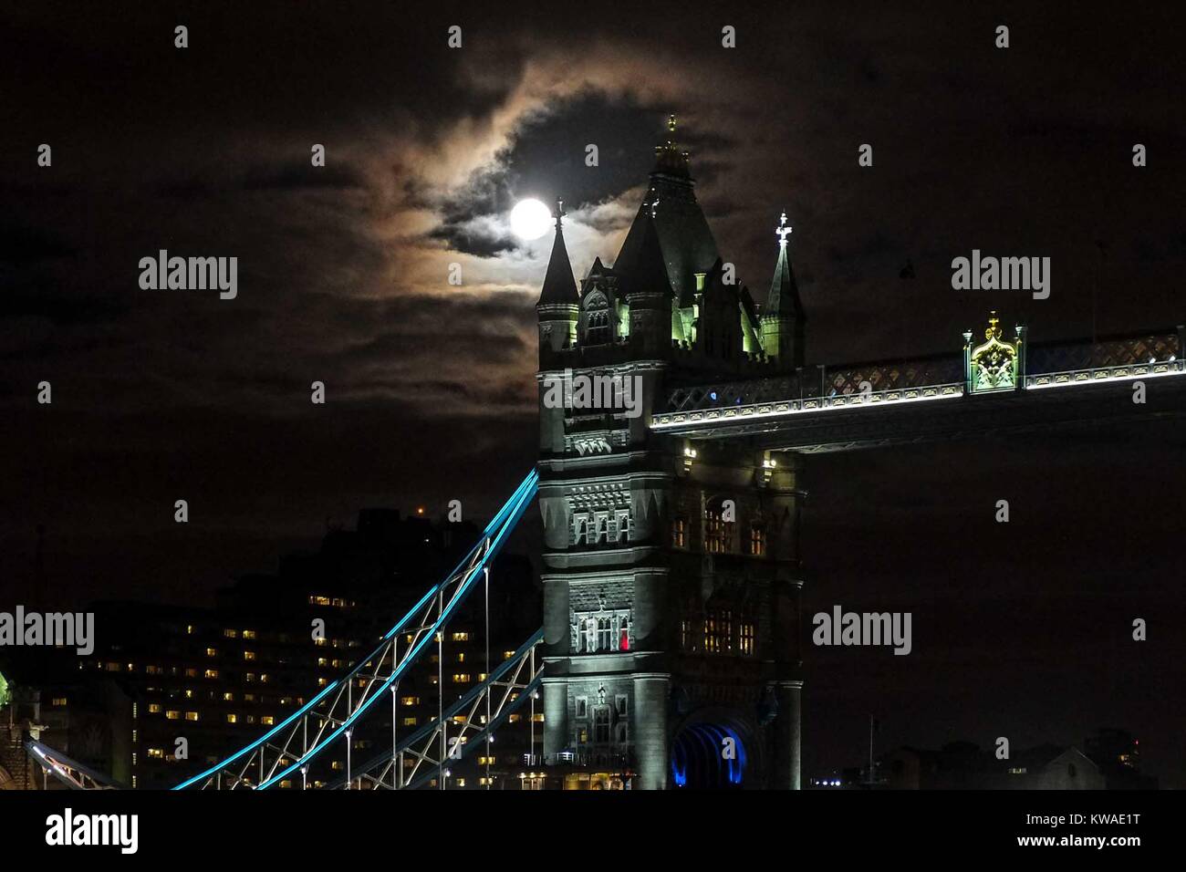 Londra, Regno Unito. 01 gen 2018. Londra 1 Gennaio 2018: Wolf supermoon al di sopra del ponte della torre. Credito: claire doherty/Alamy Live News Foto Stock