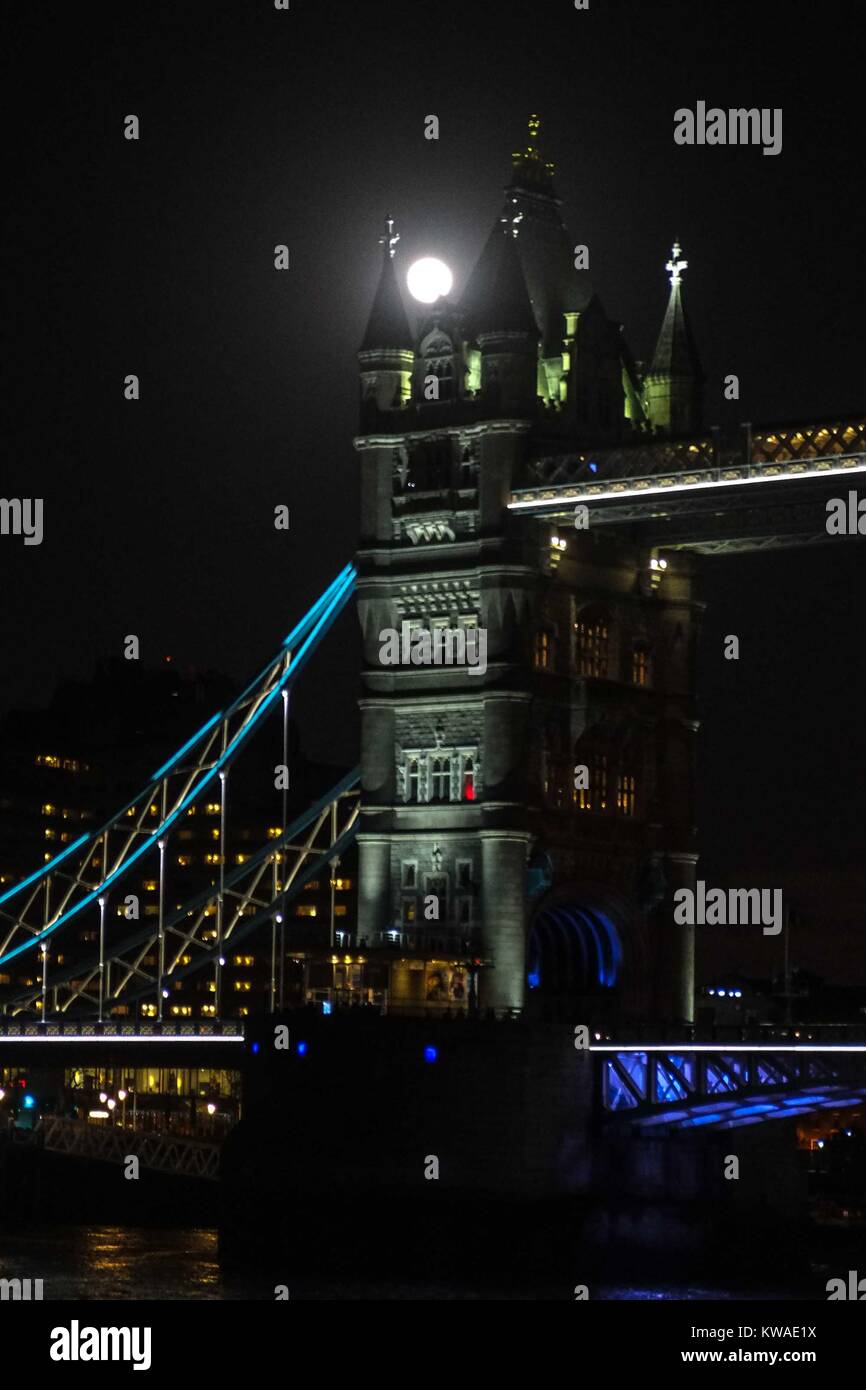 Londra, Regno Unito. 01 gen 2018. Londra 1 Gennaio 2018: Wolf supermoon al di sopra del ponte della torre. Credito: claire doherty/Alamy Live News Foto Stock