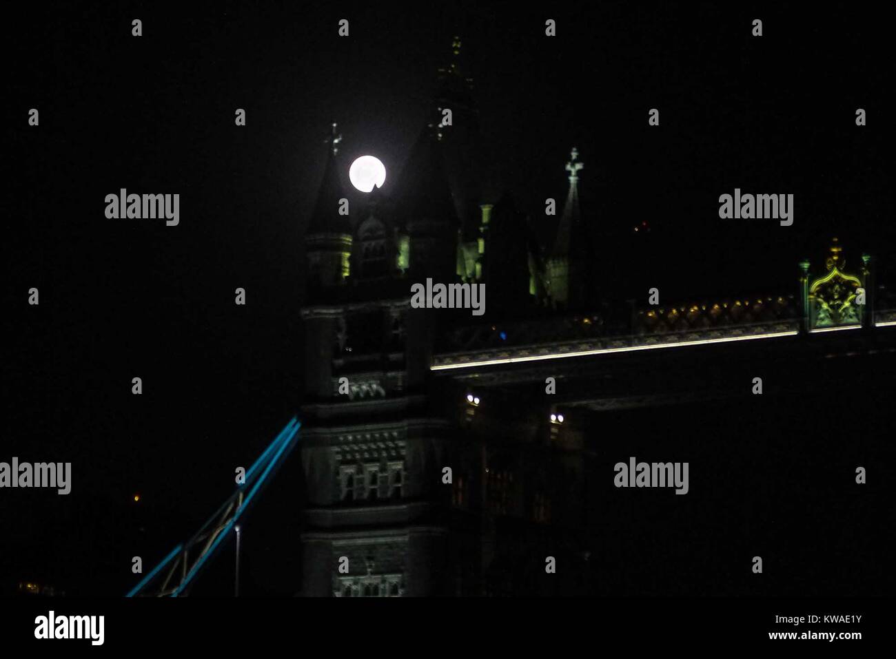 Londra, Regno Unito. 01 gen 2018. Londra 1 Gennaio 2018: Wolf supermoon al di sopra del ponte della torre. Credito: claire doherty/Alamy Live News Foto Stock