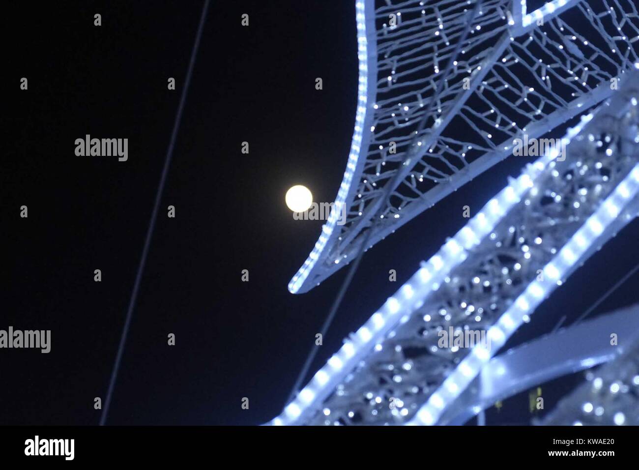 Londra, Regno Unito. 01 gen 2018. Londra 1 Gennaio 2018: Wolf supermoon visto accanto al Natale al di fuori del Municipio. Credito: claire doherty/Alamy Live News Foto Stock