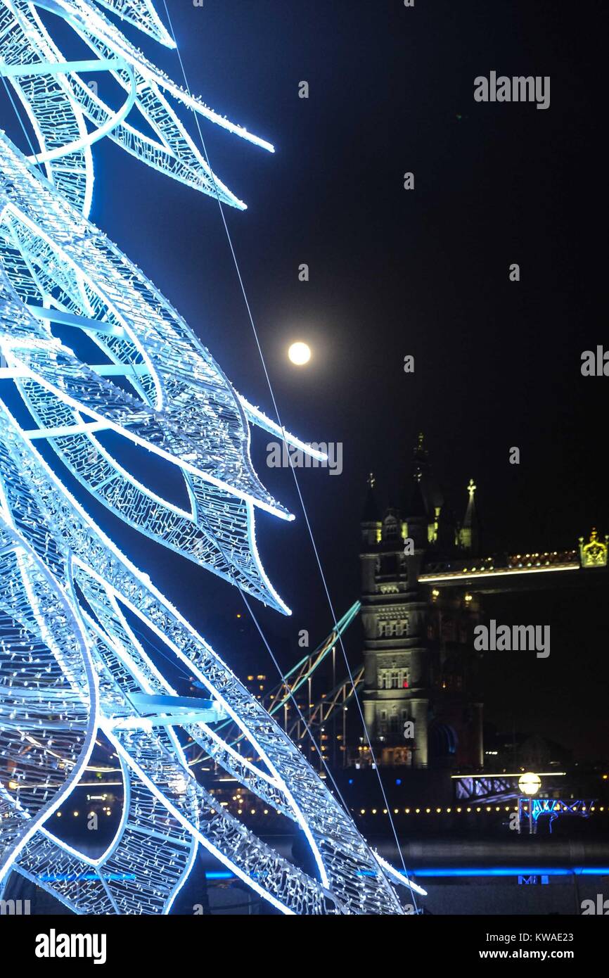 Londra, Regno Unito. 01 gen 2018. Londra 1 Gennaio 2018: Wolf supermoon visto accanto al Natale al di fuori del Municipio. Credito: claire doherty/Alamy Live News Foto Stock