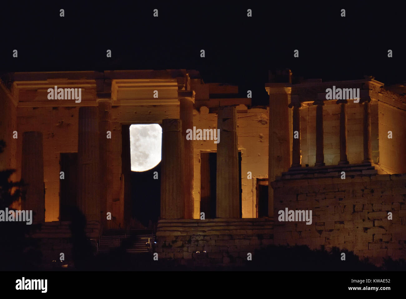 Atene, Grecia, 1 gennaio 2018. Supermoon sorge oltre i Propilei dell'Acropoli di Atene ad Atene, in Grecia. Credito: Nicolas Koutsokostas/Alamy Live News. Foto Stock