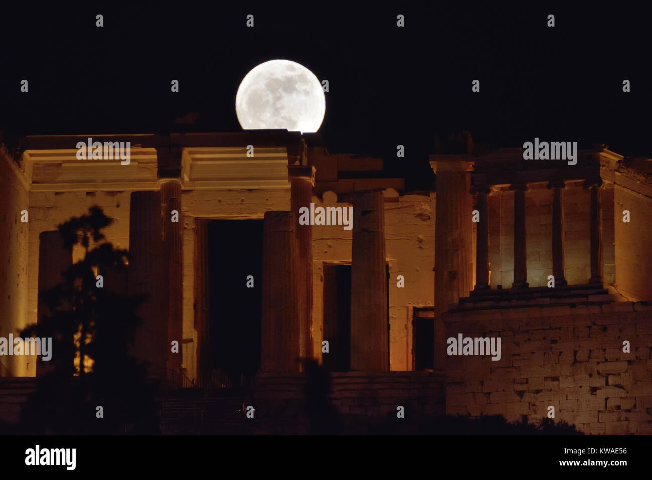 Atene, Grecia, 1 gennaio 2018. Supermoon sorge oltre i Propilei dell'Acropoli di Atene ad Atene, in Grecia. Credito: Nicolas Koutsokostas/Alamy Live News. Foto Stock