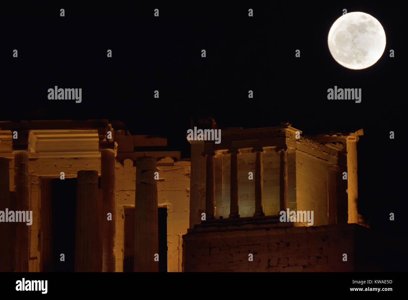 Atene, Grecia, 1 gennaio 2018. Supermoon sorge oltre i Propilei dell'Acropoli di Atene ad Atene, in Grecia. Credito: Nicolas Koutsokostas/Alamy Live News. Foto Stock