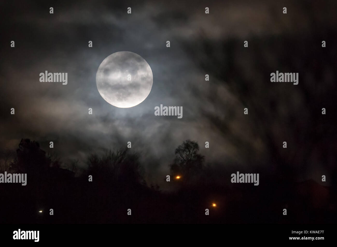 Halifax, North Yorkshire. 1a gen, 2018. Regno Unito Meteo: Super luna irrompe attraverso la pesante copertura nuvolosa, sulle colline di Halifax, West Yorkshire, Regno Unito 1 gennaio 2018. Credito: catturati Fotografia di luce limitata/Alamy Live News Foto Stock