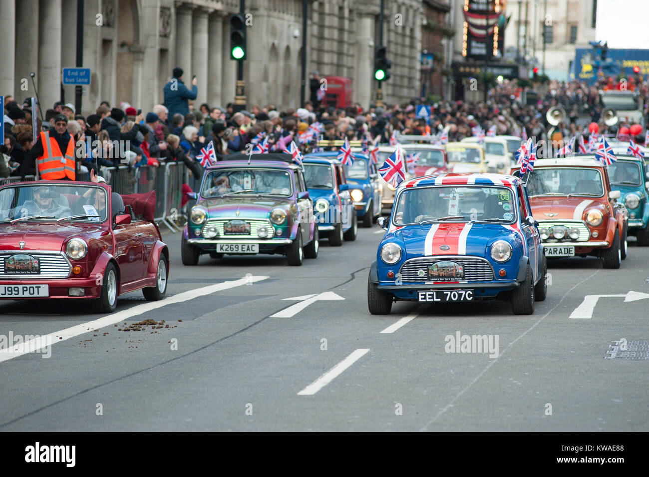Il centro di Londra, Regno Unito. 1a gen, 2018. Londra la spettacolare Capodanno parata inizia a mezzogiorno in Piccadilly, rendendo la strada famosa West End arterie, finitura in piazza del Parlamento a 3.00pm. Il London e Surrey Mini Owners Club parade raggiunge Whitehall. Credito: Malcolm Park/Alamy Live News. Foto Stock