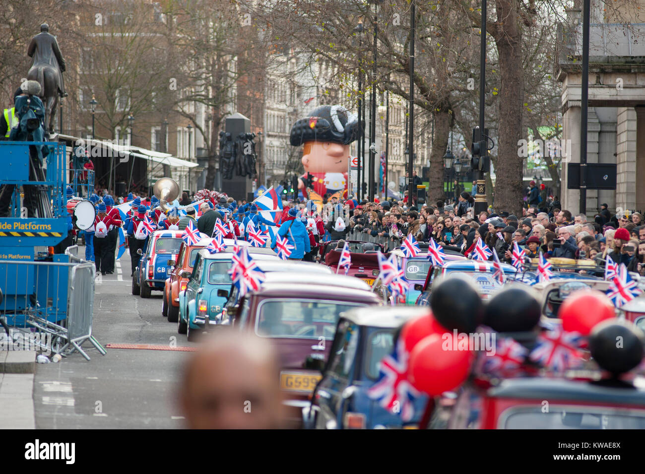 Il centro di Londra, Regno Unito. 1a gen, 2018. Londra la spettacolare Capodanno parata inizia a mezzogiorno in Piccadilly, rendendo la strada famosa West End arterie, finitura in piazza del Parlamento a 3.00pm. Il London e Surrey Mini Owners Club parade raggiunge Whitehall. Credito: Malcolm Park/Alamy Live News. Foto Stock