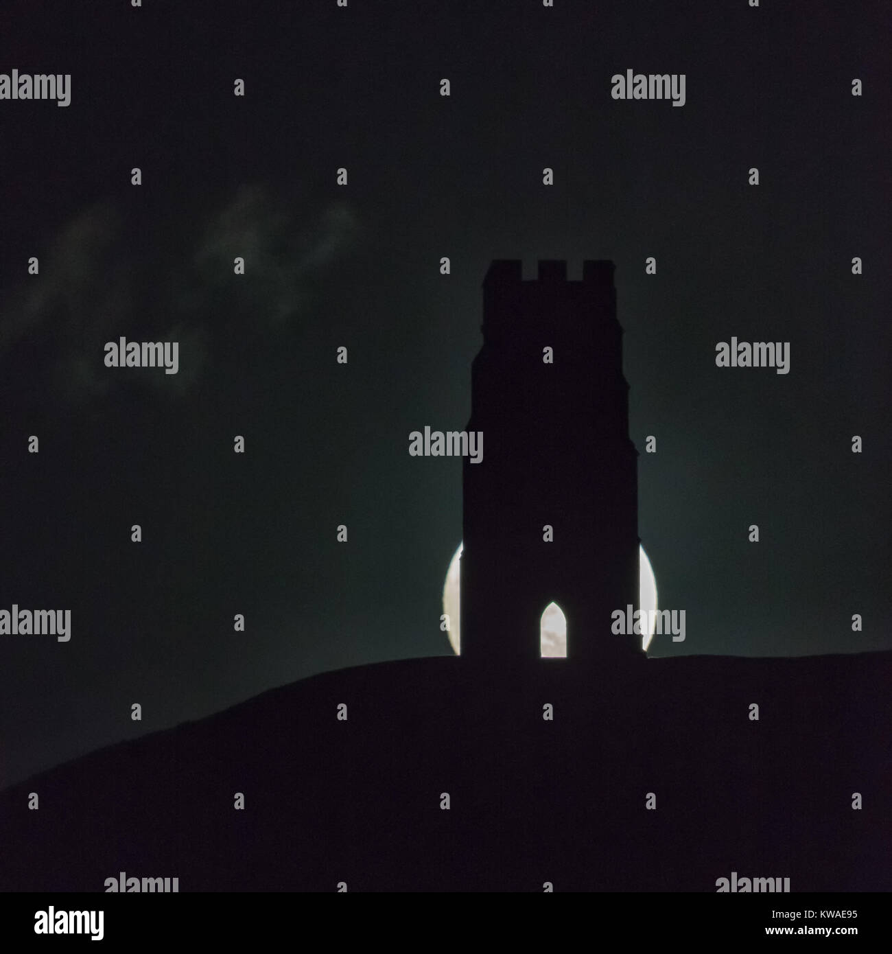 Glastonbury Tor, UK. 1a gen, 2018. Meteo REGNO UNITO: 1 gennaio 2018 a 18:17 e il primo Supermoon dell'anno sorge alle spalle di Glastonbury Tor Credit: livelli di vita Fotografia/Alamy Live News Foto Stock
