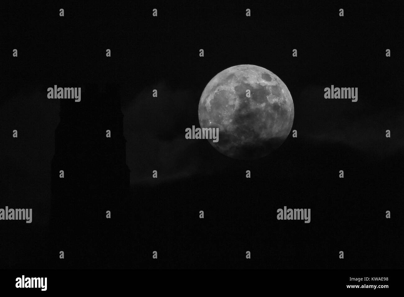 Glastonbury Tor, UK. 1a gen, 2018. Meteo REGNO UNITO: 1 gennaio 2018 a 18:17 e il primo Supermoon dell'anno sorge alle spalle di Glastonbury Tor Credit: livelli di vita Fotografia/Alamy Live News Foto Stock