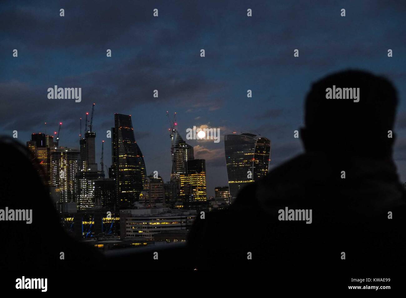 Londra, Regno Unito. 01 gen 2018. Londra 1 Gennaio 2018: Wolf supermoon sopra la città di Londra. Credito: claire doherty/Alamy Live News Foto Stock
